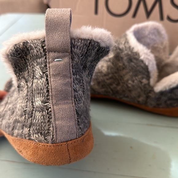 Woman’s TOMS slippers size 10 (worn 2x) - Picture 3 of 8